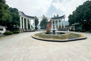 杭州市临平区安贤陵园陵园大门图